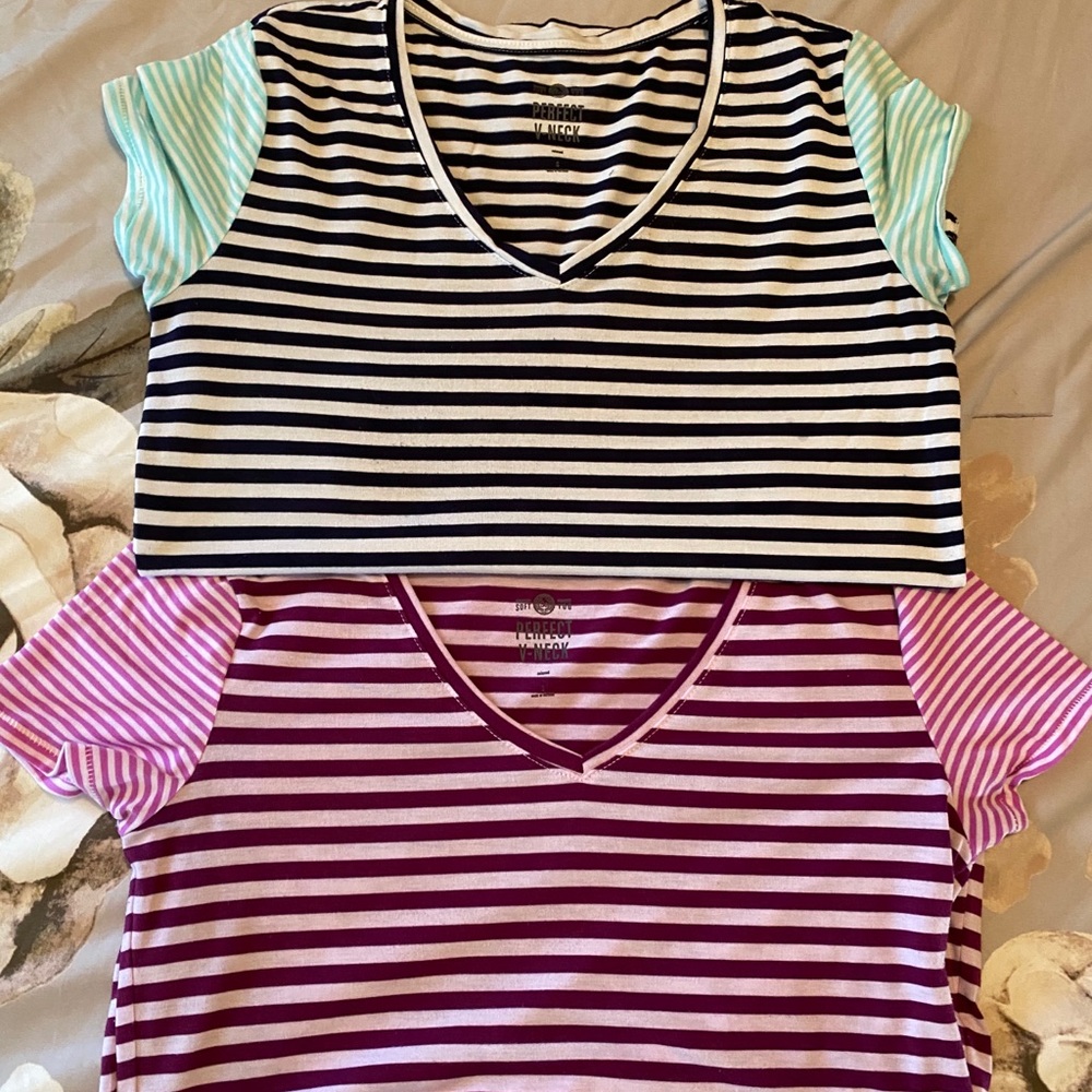 🌻3/$20🌻 Bundle Perfect V-Neck - Picture 4 of 5